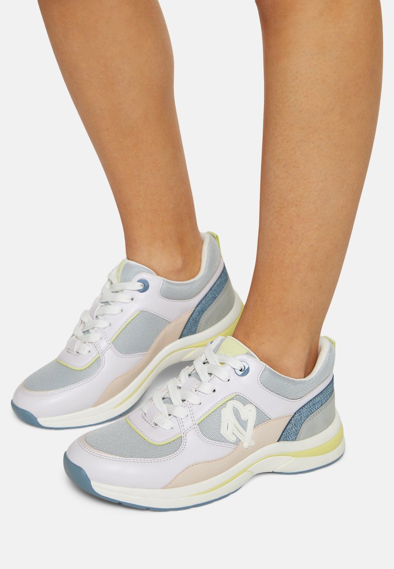 Sneaker bianche e grigie chiare con accenti blu e verdi, caratterizzate da una combinazione di materiali in pelle e mesh, design testurizzato e chiusura con lacci.
