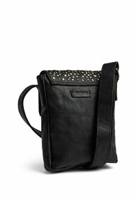Borsa a tracolla in pelle nera con parte superiore testurizzata e borchiata. Presenta un design piatto e una tracolla regolabile. Toppa con logo sul davanti.