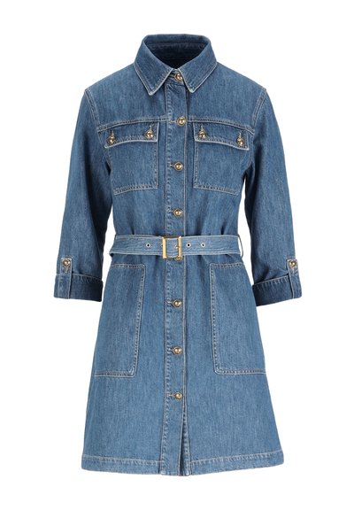 Denimkjole med krave, lange ærmer og knaplukning foran. Har to brystlommer, taljebælte og knælængde.