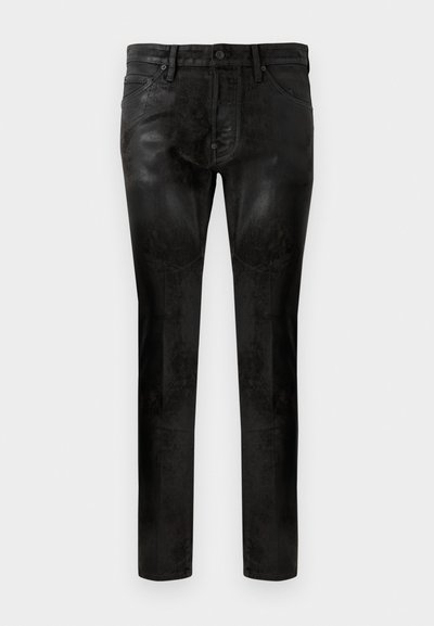 Μαύρο slim-fit παντελόνι με λεία, γυαλιστερή υφή, διαθέτοντας μπροστινές τσέπες, κλείσιμο με έναν μόνο κουμπί και διακριτές λεπτομέρειες ραφής.