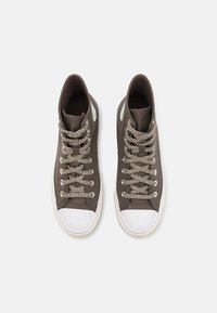 Converse CHUCK TAYLOR ALL STAR CITY TREK UNISEX - Augsti sporta apavi - truffle/magic forest/egret