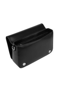 Borsa a pochette nera in pelle con forma rettangolare, dotata di un comparto con zip e dettagli in metallo vengono argentato sui lati.