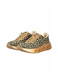 Un paio di sneakers leopardate in tinta tan e nera con suole spesse marroni e lacci beige, viste da un'angolazione leggera su sfondo bianco.