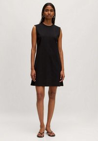 Schwarzes ärmelloses Kleid mit tailliertem Oberteil und schwingendem Rock. Aus glattem Stoff gefertigt, hat es einen runden Halsausschnitt und ein minimalistisches Design.