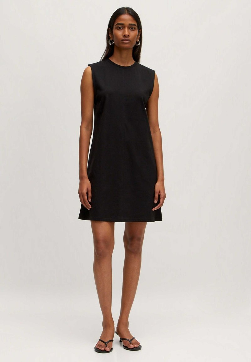 Schwarzes ärmelloses Kleid mit tailliertem Oberteil und schwingendem Rock. Aus glattem Stoff gefertigt, hat es einen runden Halsausschnitt und ein minimalistisches Design.