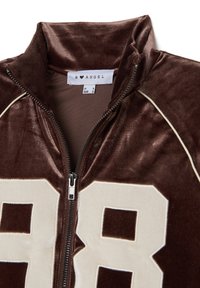 Giacca zip-up in velluto marrone con il numero 88 color crema, colletto a coste e piping a contrasto. L'etichetta mostra le informazioni sul marchio e la taglia.