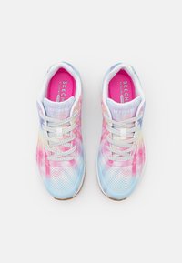 Sneakers w technice tie-dye w gradientzie niebieskiego, różowego i białego. Lekka konstrukcja, teksturowana siatkowa cholewka, z szarymi sznurówkami i różowym wykończeniem wewnętrznym.