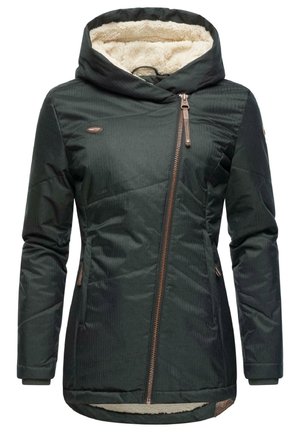 Veste isolante vert foncé avec capuche, dotée d'une doublure en fausse fourrure beige douce, d'un zip diagonal et d'un tissu texturé avec des motifs en relief.