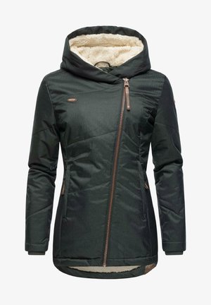 Temno zelena izolirana jakna s kapuco, ki ima mehak bež krzneni podložek, diagonalni zadrgo in teksturirano blago z rebrastimi vzorci.