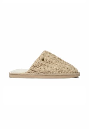 Pantofole beige in maglia senza lacci con morbida fodera bianca pelosa e suola piatta, progettate per il comfort interno.