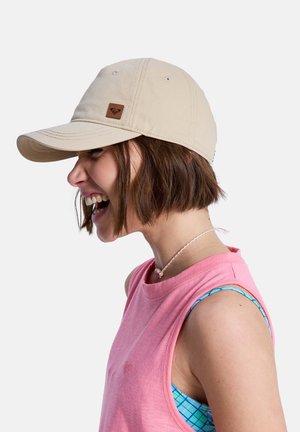 Gorra caqui con una visera curva, que presenta un parche de logotipo de cuero marrón. El fondo es blanco liso, resaltando el diseño de la gorra.