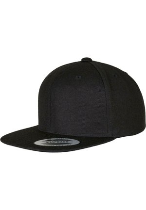 Casquette snapback noire en tissu texturé. Dotée d'une visière plate, d'un bouton sur le dessus et d'une sangle arrière ajustable. Étiquette en logo argentée affichée.