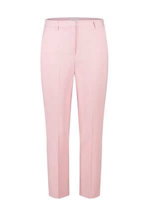 Pantalon rose sur mesure à coupe droite, en tissu lisse, avec une taille mi-haute; doté de passants de ceinture et de plis subtils pour la structure.