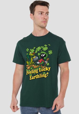 Cotton Soul, LOONEY TUNES FEELING LUCKY - T-Shirt print - dark green