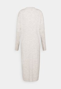 Long cardigan en maille côtelée beige avec manches longues, coupe droite et longueur mi-mollet, montré de dos sur un fond uni.