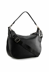 Zwarte leren hobo-tas met een gebogen silhouet, verstelbare band, zilveren ritssluiting en geperst merkembleem op de band. Gladde textuur.