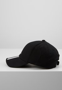 Zwarte pet met een gebogen rand, gemaakt van stof. Bevat witte strepen op de rand en een aanpasser aan de achterzijde. Het zijontwerp heeft ventilatiegaten.