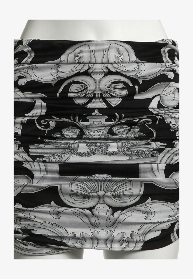 Tissu noir et gris à motifs avec des dessins baroques ornés comportant deux chérubins, des volutes et des motifs floraux décoratifs.