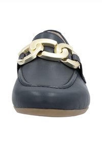 Navy Leder Slipper mit einer großen goldenen Metallkette als Akzent an der Vorderseite und einer glatten Textur. Runde Zehenform und flache Sohle.
