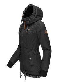 Svart zip-up jacka med dragkedja, en huva med snöre, elastiska ärmslut och en cinchad midja. Har ett mönstrat foder och en logotyp-patch på ärmen.