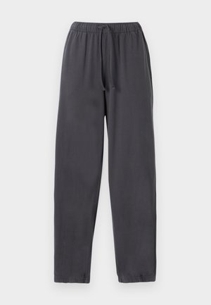 Sötét szürke melegítőnadrág puha szövetből, rugalmas derékkal és húzózsinórral, lefelé keskenyedő lábakkal és rugalmas szegéllyel a bokáknál.