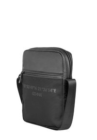 Czarna torba na ramię wykonana z fakturowanej tkaniny, z zamkiem błyskawicznym, regulowanym paskiem oraz nadrukowanymi współrzędnymi z przodu.