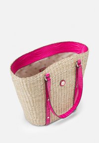 Borsa a trapezio in paglia intrecciata con dettagli e rivestimento interno in pelle di coccodrillo finta rosa, chiusa da un bottone a scatto. Presenta doppi manici per la spalla.