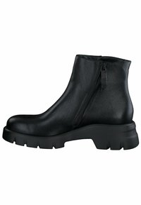 Botín negro de tobillo hecho de cuero texturizado, con cremallera lateral y suela de goma gruesa con surcos profundos para una mejor tracción.