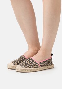 Espadrile s uzorkom leoparda s ružičastim akcentnim obrubom, jute potplat i tekstilni gornji dio. Dizajn s otvorenim leđima za prozračnost i lakoću nošenja.