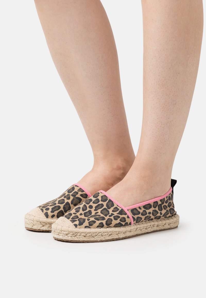 Espadrile s uzorkom leoparda s ružičastim akcentnim obrubom, jute potplat i tekstilni gornji dio. Dizajn s otvorenim leđima za prozračnost i lakoću nošenja.