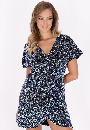 Schwarzes Pailletten-Kleid mit tiefem V-Ausschnitt, kurzen Ärmeln und gerafftem Design. Irideszente Pailletten erzeugen einen schimmernden Effekt über den Stoff.