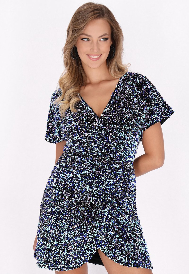 Vestido negro de lentejuelas con escote en V profundo, mangas cortas y diseño fruncido. Las lentejuelas iridiscentes crean un efecto brillante en la tela.