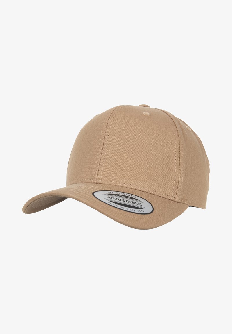 Cappello regolabile di colore sabbia con corona rotonda, visiera curva e tessuto testurizzato. Presenta un'etichetta con il marchio sulla parte inferiore della visiera.
