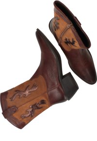 Bruine leren enkellaarsjes met een tan bovenwerk, versierd met decoratieve vlampatronen, een korte gestapelde hak en een zijrits.