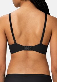 Schwarzer BH mit verstellbaren Trägern, gepolsterten Cups und einer Haken-Ösen-Verschluss auf der Rückseite. Glatter Stoff mit matter Oberfläche, ohne sichtbare Muster.
