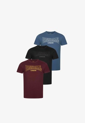 Trzy koszulki z okrągłym dekoltem ułożone jedna na drugiej: bordowa z żółtym logo, czarna z szarym logo, niebieska z białym logo; materiał bawełniany, krótkie rękawy.