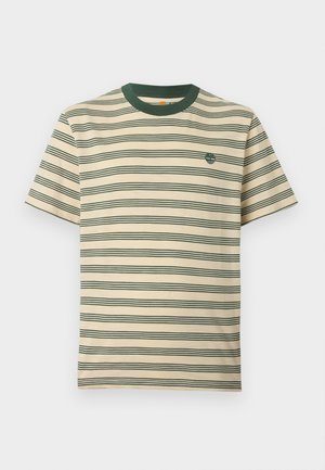 T-shirt beige à manches courtes avec des rayures horizontales vert foncé et un col rond vert foncé, avec un petit logo sur la poitrine côté gauche.