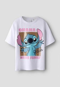 Bílý bavlněný tričko s karikaturou postavy s modrými a růžovými akcenty. Text zní "OHANA ZNAMENÁ RODINA" v růžové a černé barvě.