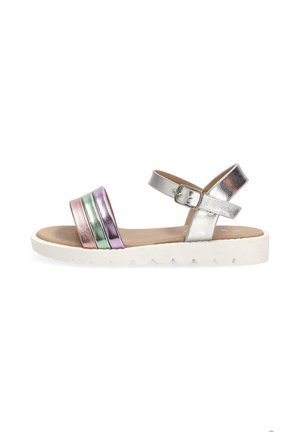 Sandalia infantil con suela blanca, tira metálica plateada en el tobillo y tres tiras frontales en rosa, verde y morado.