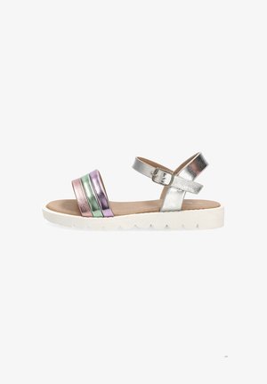 Sandalia infantil con suela blanca, tira metálica plateada en el tobillo y tres tiras frontales en rosa, verde y morado.