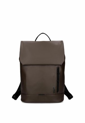 Brauner Leder-Rucksack mit Klappverschluss, einer vertikalen Reißverschlusstasche vorne und schwarzen Schulterriemen auf weißem Hintergrund.