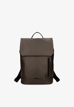Brauner Leder-Rucksack mit Klappverschluss, einer vertikalen Reißverschlusstasche vorne und schwarzen Schulterriemen auf weißem Hintergrund.