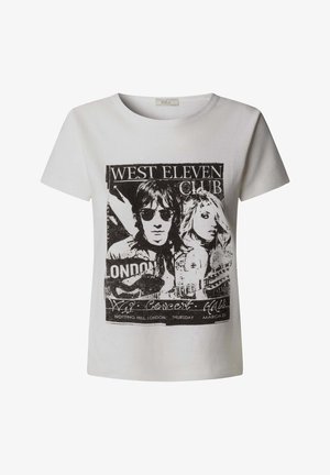 Biała koszulka z czarną grafiką przedstawiającą dwie osoby, napisami „WEST ELEVEN CLUB”, „LONDON” oraz szczegółami wydarzenia na koncert w Notting Hill.