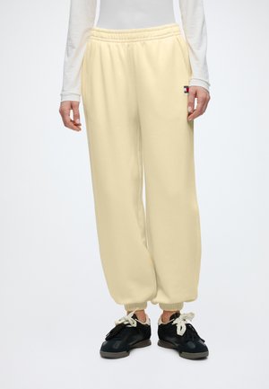 Tommy Jeans, BADGE - Pantaloni sportivi - yellow