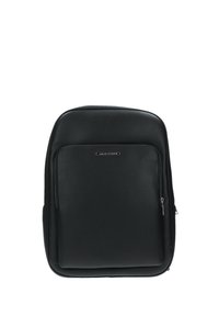 Zaino in pelle nera con una texture liscia, bordi arrotondati e una tasca frontale con zip. Presenta un logo sobrio sulla parte anteriore.