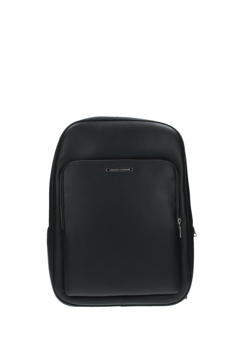 Zaino in pelle nera con una texture liscia, bordi arrotondati e una tasca frontale con zip. Presenta un logo sobrio sulla parte anteriore.