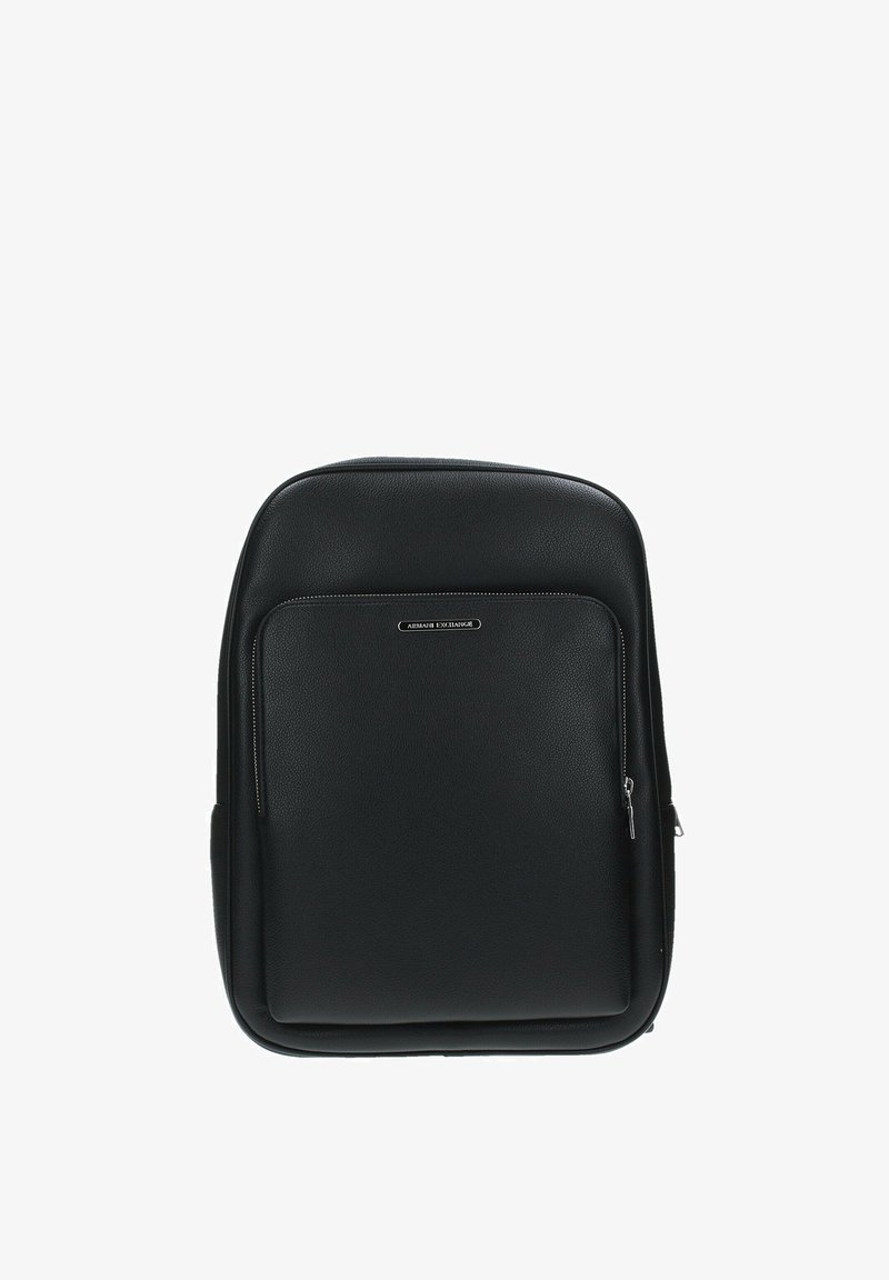 Zaino in pelle nera con una texture liscia, bordi arrotondati e una tasca frontale con zip. Presenta un logo sobrio sulla parte anteriore.