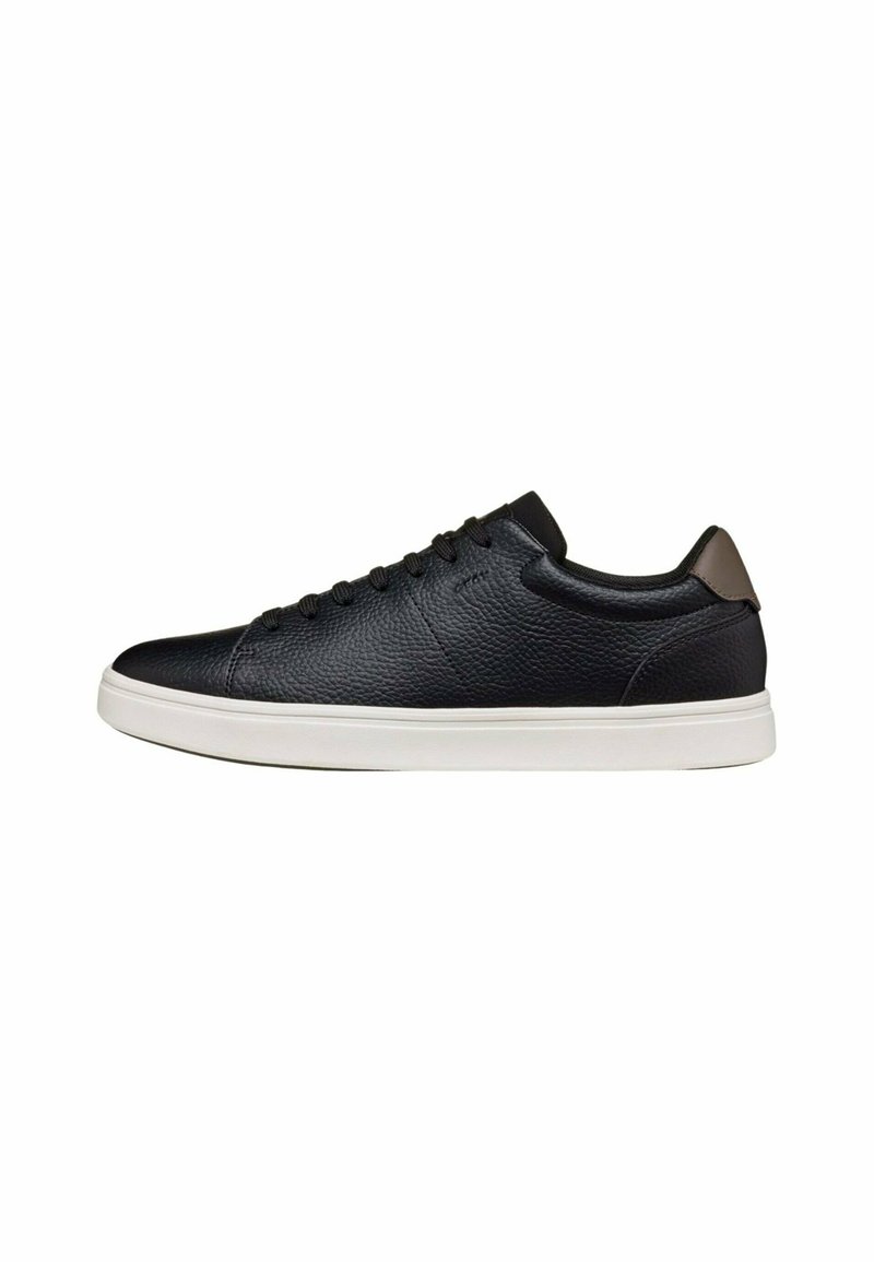 Schwarze Leder-Sneaker mit strukturiertem Finish, runder Zehenpartie, Schnürsystem mit sechs Ösen und weißer Gummisohle. Mit einem braunen Akzent an der Ferse.