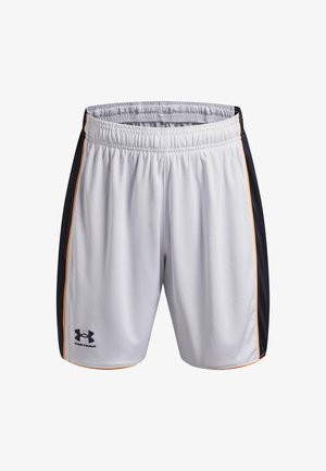 Bílé atletické šortky s tmavě modrým síťovaným bočním panelem a oranžovým lemováním. Mají elastický pas a logo Under Armour na levé noze.