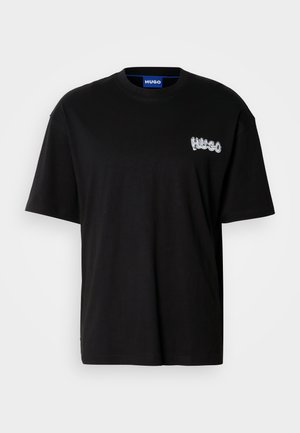 Svart bomull T-skjorte med rund hals, korte ermer, og en hvit brodert "Hugo" logo på venstre bryst.